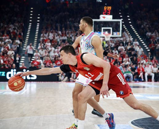 von links Vladimir LUCIC (Muenchen), Alijah COMITHIER (Bonn), Herren Basketball Bundesliga, 2025 26, play off Halbfinale, zweites Spiel, FC Bayern Muenchen Basketball vs Telekom Baskets Bonn, SAP Garden3, 01.06.26 Copyright: WolfgangxFehrmann