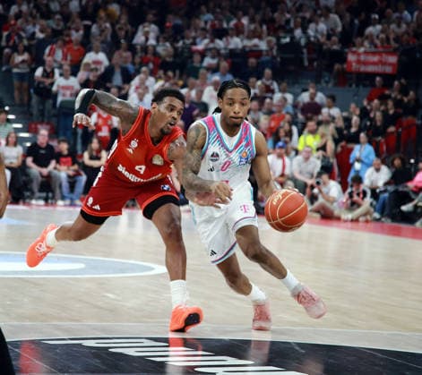 von links Xavier RATHAN-MAYES (Muenchen), Jalen FINCH (Bonn), Herren Basketball Bundesliga, 2025 26, play off Halbfinale, zweites Spiel, FC Bayern Muenchen Basketball vs Telekom Baskets Bonn, SAP Garden3, 01.06.26 Copyright: WolfgangxFehrmann