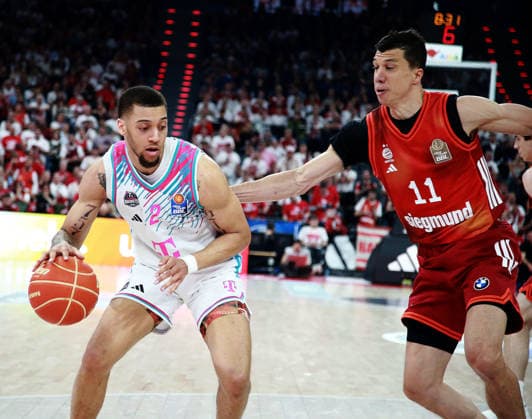 von links Alijah COMITHIER (Bonn), Vladimir LUCIC (Muenchen), Herren Basketball Bundesliga, 2025 26, play off Halbfinale, zweites Spiel, FC Bayern Muenchen Basketball vs Telekom Baskets Bonn, SAP Garden3, 01.06.26 Copyright: WolfgangxFehrmann