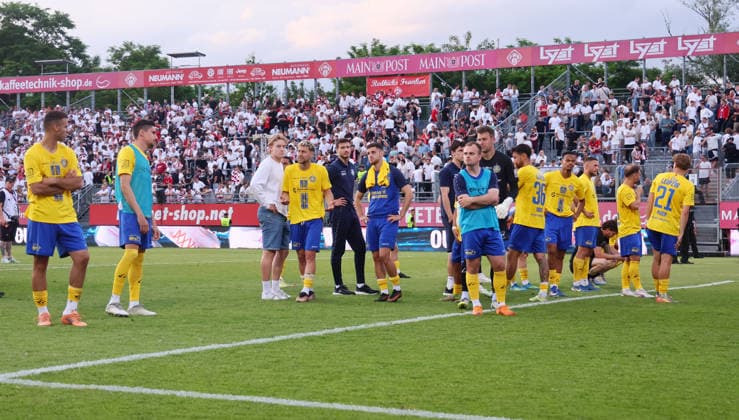 Würzburg, 01.06.2026, Stadion am Dallenberg, Fußball, Aufstiegspiele zur 3.Liga, Rückspiel , Würzburger Kickers vs. 1.FC Lok Leipzig 2:1 , Enttäuschung. Lok Leipzig hat wieder den Aufstieg in Liga 3 verpasst , Nur zur redaktionellen Nutzung. Only editorial use. NOFV BFV DFB regulations prohibit any use of photographs as image sequences and or quasi-video. ,