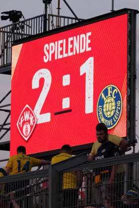 Würzburg, 01.06.2026, Stadion am Dallenberg, Fußball, Aufstiegspiele zur 3.Liga, Rückspiel , Würzburger Kickers vs. 1.FC Lok Leipzig 2:1 , Im Bild: Anzeigetafel mit dem Resultat , Nur zur redaktionellen Nutzung. Only editorial use. NOFV BFV DFB regulations prohibit any use of photographs as image sequences and or quasi-video. ,