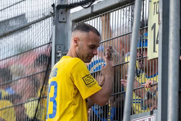 Fußball, Herren, Saison 2025 2026, Aufstiegsspiele zur 3. Liga (Rückspiel), Würzburger Kickers - 1. FC Lok Leipzig (2:1), Djamal Ziane (Lok Leipzig) bei den Fans, Enttäuschung nach Abpfiff, 01.06. 2026, Copyright: xMatthiasxKochx