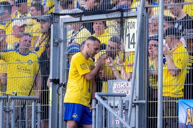 Fußball, Herren, Saison 2025 2026, Aufstiegsspiele zur 3. Liga (Rückspiel), Würzburger Kickers - 1. FC Lok Leipzig (2:1), Djamal Ziane (Lok Leipzig) bei den Fans, Enttäuschung nach Abpfiff, 01.06. 2026, Copyright: xMatthiasxKochx
