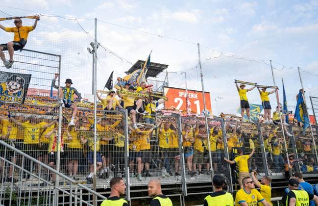 Fußball, Herren, Saison 2025 2026, Aufstiegsspiele zur 3. Liga (Rückspiel), Würzburger Kickers - 1. FC Lok Leipzig (2:1), Fans von Lok trösten die Spieler von Lok, Enttäuschung nach Abpfiff, Anzeigetafel mit 2:1-Endstand, 01.06. 2026, Copyright: xMatthiasxKochx