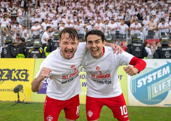 Fußball, Herren, Saison 2025 2026, Aufstiegsspiele zur 3. Liga (Rückspiel), Würzburger Kickers - 1. FC Lok Leipzig (2:1), v. l. Peter Kurzweg (Würzburger Kickers), Eroll Zejnullahu (Würzburger Kickers), Jubel nach dem Abpfiff, 01.06. 2026, Copyright: xMatthiasxKochx