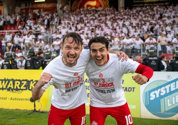 Fußball, Herren, Saison 2025 2026, Aufstiegsspiele zur 3. Liga (Rückspiel), Würzburger Kickers - 1. FC Lok Leipzig (2:1), v. l. Peter Kurzweg (Würzburger Kickers), Eroll Zejnullahu (Würzburger Kickers), Jubel nach dem Abpfiff, 01.06. 2026, *** Soccer, Men, Season 2025 2026, Promotion matches to 3 Liga second leg , Würzburger Kickers 1 FC Lok Leipzig 2 1 , f l Peter Kurzweg Würzburger Kickers , Eroll Zejnullahu Würzburger Kickers , Cheering after the final whistle, 01 06 2026, Copyright: xMatthiasxKochx