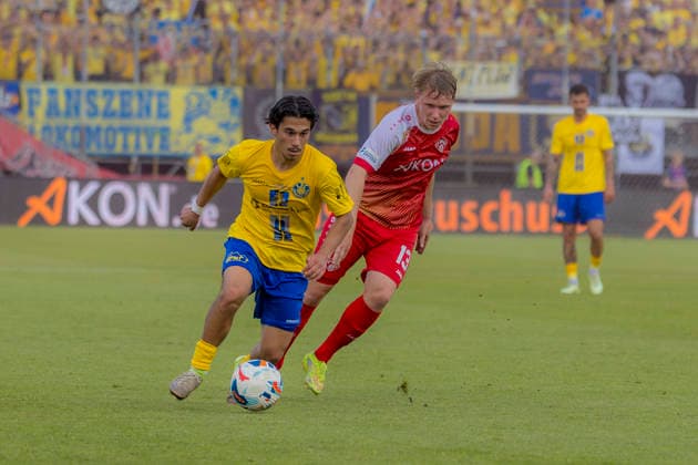 Würzburg, Deutschland 01. Juni 2026: Relegation 3. Liga - 2025 2026 - Rückspiel - FC Würzburger Kickers gegen 1. FC Lok Leipzig Im Bild: v. li. im Zweikampf Eren Öztürk Oeztuerk (1.FC) und Philipp Ochs (FWK) DFL DFB regulations prohibit any use of photographs as image sequences and or quasi-video AKON Arena Bayern Copyright: xFotostandx xSchäferx