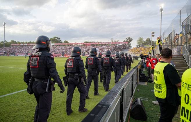 Fußball, Herren, Saison 2025 2026, Aufstiegsspiele zur 3. Liga (Rückspiel), Würzburger Kickers - 1. FC Lok Leipzig (2:1), in der Schlussphase zog Polizei vor den Block mit den Fans von Leipzig auf 01.06. 2026, Copyright: xMatthiasxKochx