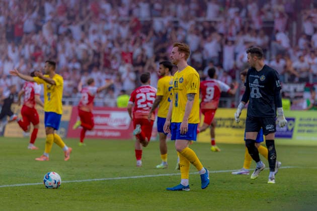 Würzburg, Deutschland 01. Juni 2026: Relegation 3. Liga - 2025 2026 - Rückspiel - FC Würzburger Kickers gegen 1. FC Lok Leipzig Im Bild: Lukas Wilton (1.FC) unzufrieden nach dem Gegentor zum 2:1 DFL DFB regulations prohibit any use of photographs as image sequences and or quasi-video AKON Arena Bayern Copyright: xFotostandx xSchäferx