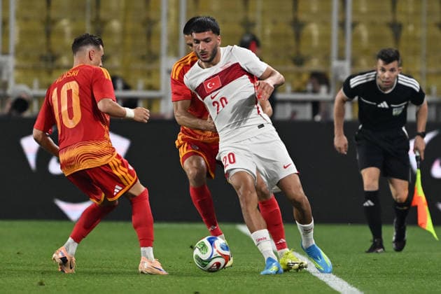 Turkiye v North Macedonia - Friendly match ISTANBUL, TURKIYE - JUNE 1: Oguz Aydin (20) of Turkiye in action against Ezgjan Alioski (10) of North Macedonia during the International Friendly, Länderspiel, Nationalmannschaft match between Turkiye and North Macedonia at Chobani Stadium, on June 1, 2026, in Istanbul, Turkiye. Ahmet Okatali Anadolu Istanbul Turkey. Editorial use only. Please get in touch for any other usage.  Copyright: x2026xAnadoluxAhmetxOkatalix