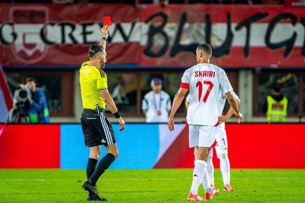 SOCCER - AUT vs TUN, test match VIENNA,AUSTRIA,01.JUN.26 - SOCCER - OEFB international test match, Austria vs Tunisia. Image shows referee Jeremie Pignard (FRA) showing a red card to Konrad Laimer (AUT) and Ellyes Skhiri (TUN) watching on.  GEPAxpictures xKevinxHackner