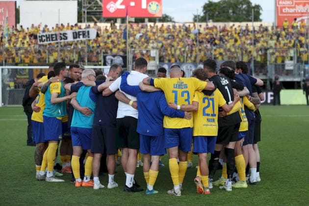 01.06.2026, Herren, Fussball, Saison 2025 2026, Relegation zur 3. Liga: FC Wuerzburger Kickers - 1. FC Lokomotive Leipzig Jochen Seitz (Cheftrainer, 1. FC Lokomotive Leipzig) spricht nach der Niederlage im Mannschaftskreis zum Team Wuerzburg FLYERALARM Arena Bayern Deutschland