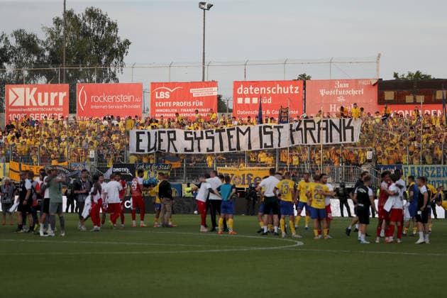 01.06.2026, Herren, Fussball, Saison 2025 2026, Relegation zur 3. Liga: FC Wuerzburger Kickers - 1. FC Lokomotive Leipzig Spruchband der LOK-Fans: Euer System ist krank Wuerzburg FLYERALARM Arena Bayern Deutschland