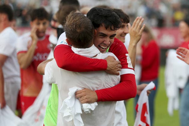 01.06.2026, Herren, Fussball, Saison 2025 2026, Relegation zur 3. Liga: FC Wuerzburger Kickers - 1. FC Lokomotive Leipzig Michael Schiele (Cheftrainer, FC Würzburger Kickers) und Eroll Zejnullahu ( 10, FC Würzburger Kickers) feiern den Aufstieg Wuerzburg FLYERALARM Arena Bayern Deutschland