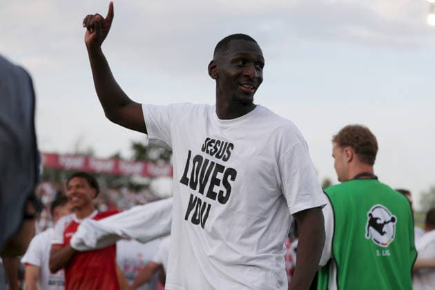 01.06.2026, Herren, Fussball, Saison 2025 2026, Relegation zur 3. Liga: FC Wuerzburger Kickers - 1. FC Lokomotive Leipzig Tarsis Bonga ( 30, FC Würzburger Kickers), T-Shirt mit Aufdruck Jesus Loves You Wuerzburg FLYERALARM Arena Bayern Deutschland