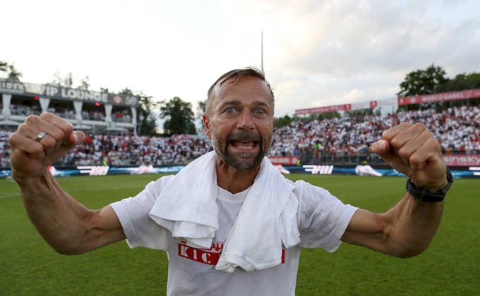 01.06.2026, xfsx, Herren, Fussball, Saison 2025 2026, Aufstiegsspiele zur 3. Liga, Play-Offs: FC Wuerzburger Kickers - 1. FC Lokomtive Leipzig - v.li.: Trainer Michael Schiele (FC Wuerzburger Kickers) jubelt, Einzelbild Wuerzburg tectake ARENA Bayern Deutschland