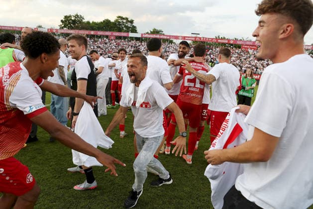 01.06.2026, xfsx, Herren, Fussball, Saison 2025 2026, Aufstiegsspiele zur 3. Liga, Play-Offs: FC Wuerzburger Kickers - 1. FC Lokomtive Leipzig - v.li.: Liam Omore (FC Wuerzburger Kickers) tanzt mit Trainer Michael Schiele (FC Wuerzburger Kickers) Wuerzburg tectake ARENA Bayern Deutschland