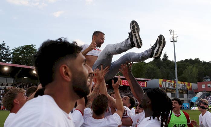 01.06.2026, xfsx, Herren, Fussball, Saison 2025 2026, Aufstiegsspiele zur 3. Liga, Play-Offs: FC Wuerzburger Kickers - 1. FC Lokomtive Leipzig - v.li.: Trainer Michael Schiele (FC Wuerzburger Kickers) wird auf Haenden getragen Wuerzburg tectake ARENA Bayern Deutschland