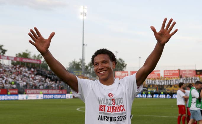 01.06.2026, xfsx, Herren, Fussball, Saison 2025 2026, Aufstiegsspiele zur 3. Liga, Play-Offs: FC Wuerzburger Kickers - 1. FC Lokomtive Leipzig - v.li.: Liam Omore (FC Wuerzburger Kickers) jubelt, Einzelbild Wuerzburg tectake ARENA Bayern Deutschland