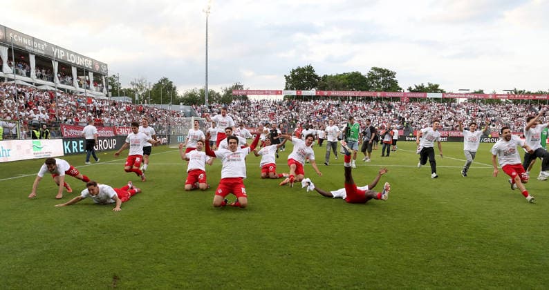 01.06.2026, xfsx, Herren, Fussball, Saison 2025 2026, Aufstiegsspiele zur 3. Liga, Play-Offs: FC Wuerzburger Kickers - 1. FC Lokomtive Leipzig - v.li.: Spieler des FC Wuerzburger Kickers feiern den Aufstieg in die 3. Liga nach Spielende Wuerzburg tectake ARENA Bayern Deutschland
