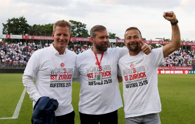 01.06.2026, xfsx, Herren, Fussball, Saison 2025 2026, Aufstiegsspiele zur 3. Liga, Play-Offs: FC Wuerzburger Kickers - 1. FC Lokomtive Leipzig - v.li.: Vorstandsvorsitzender Andre Herber (FC Wuerzburger Kickers), Anteilseigner, Aufsichtsratmitglied Dominik Moehler (FC Wuerzburger Kickers), Trainer Michael Schiele (FC Wuerzburger Kickers) jubelt Wuerzburg tectake ARENA Bayern Deutschland
