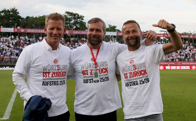 01.06.2026, xfsx, Herren, Fussball, Saison 2025 2026, Aufstiegsspiele zur 3. Liga, Play-Offs: FC Wuerzburger Kickers - 1. FC Lokomtive Leipzig - v.li.: Vorstandsvorsitzender Andre Herber (FC Wuerzburger Kickers), Anteilseigner, Aufsichtsratmitglied Dominik Moehler (FC Wuerzburger Kickers), Trainer Michael Schiele (FC Wuerzburger Kickers) Wuerzburg tectake ARENA Bayern Deutschland