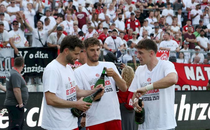 01.06.2026, xfsx, Herren, Fussball, Saison 2025 2026, Aufstiegsspiele zur 3. Liga, Play-Offs: FC Wuerzburger Kickers - 1. FC Lokomtive Leipzig - v.li.: Daniel Haegele (FC Wuerzburger Kickers), Marius Uhl (FC Wuerzburger Kickers), Johann Hipper (FC Wuerzburger Kickers) Wuerzburg tectake ARENA Bayern Deutschland