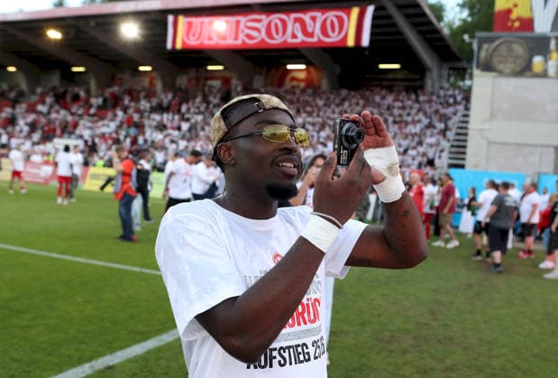 01.06.2026, xfsx, Herren, Fussball, Saison 2025 2026, Aufstiegsspiele zur 3. Liga, Play-Offs: FC Wuerzburger Kickers - 1. FC Lokomtive Leipzig - v.li.: Eliot Muteba (FC Wuerzburger Kickers) macht die ersten Partybilder, Einzelbild Wuerzburg tectake ARENA Bayern Deutschland