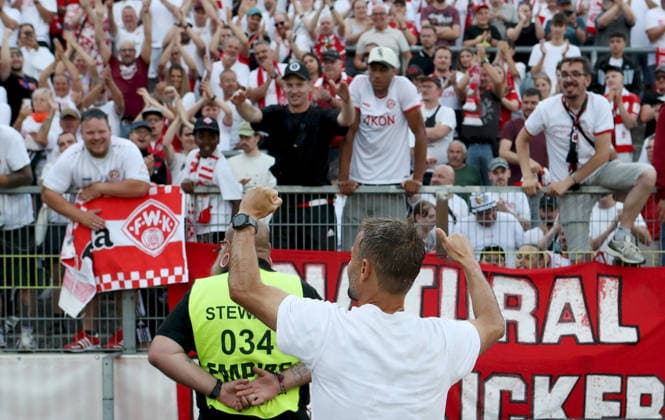 01.06.2026, xfsx, Herren, Fussball, Saison 2025 2026, Aufstiegsspiele zur 3. Liga, Play-Offs: FC Wuerzburger Kickers - 1. FC Lokomtive Leipzig - v.li.: Trainer Michael Schiele (FC Wuerzburger Kickers) bedankt sich bei den Fans, bedanken, Dank, Einzelbild Wuerzburg tectake ARENA Bayern Deutschland
