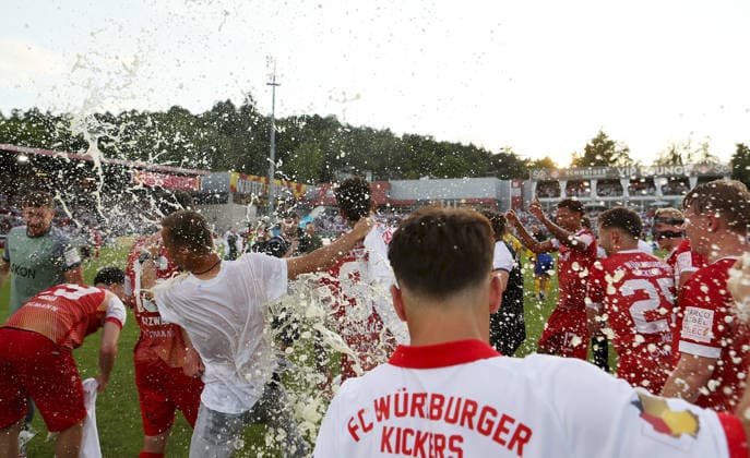 01.06.2026, xfsx, Herren, Fussball, Saison 2025 2026, Aufstiegsspiele zur 3. Liga, Play-Offs: FC Wuerzburger Kickers - 1. FC Lokomtive Leipzig - v.li.: Trainer Michael Schiele (FC Wuerzburger Kickers) Bierdusche Wuerzburg tectake ARENA Bayern Deutschland