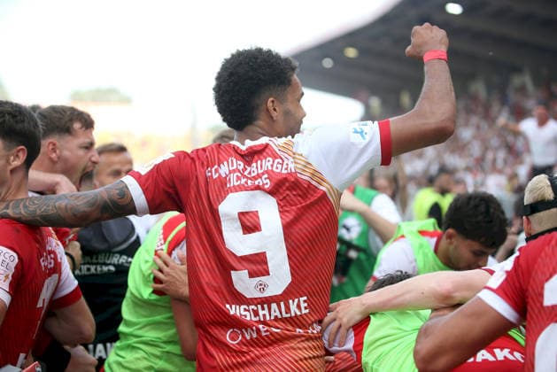 01.06.2026, xfsx, Herren, Fussball, Saison 2025 2026, Aufstiegsspiele zur 3. Liga, Play-Offs: FC Wuerzburger Kickers - 1. FC Lokomtive Leipzig - v.li.: Spieler des FC Wuerzburger Kickers mit Torjubel, celebrate the goal, goal celebration, Jubel ueber das Tor zum 2:1 durch Cherif Cisse (FC Wuerzburger Kickers) Wuerzburg tectake ARENA Bayern Deutschland