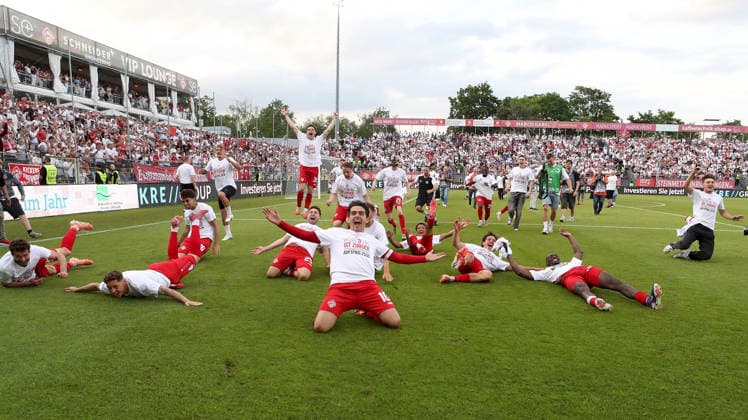 01.06.2026, xfsx, Herren, Fussball, Saison 2025 2026, Aufstiegsspiele zur 3. Liga, Play-Offs: FC Wuerzburger Kickers - 1. FC Lokomtive Leipzig - v.li.: Spieler des FC Wuerzburger Kickers feiern den Aufstieg in die 3. Liga nach Spielende Wuerzburg tectake ARENA Bayern Deutschland