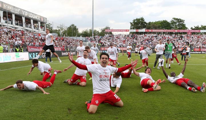 01.06.2026, xfsx, Herren, Fussball, Saison 2025 2026, Aufstiegsspiele zur 3. Liga, Play-Offs: FC Wuerzburger Kickers - 1. FC Lokomtive Leipzig - v.li.: Spieler des FC Wuerzburger Kickers feiern den Aufstieg in die 3. Liga nach Spielende Wuerzburg tectake ARENA Bayern Deutschland