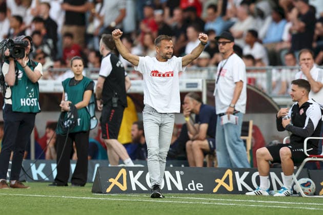 01.06.2026, Herren, Fussball, Saison 2025 2026, Relegation zur 3. Liga: FC Wuerzburger Kickers - 1. FC Lokomotive Leipzig Michael Schiele (Cheftrainer, FC Würzburger Kickers) jubelt Wuerzburg FLYERALARM Arena Bayern Deutschland