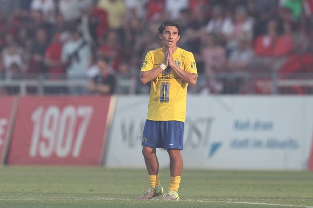 01.06.2026, Herren, Fussball, Saison 2025 2026, Relegation zur 3. Liga: FC Wuerzburger Kickers - 1. FC Lokomotive Leipzig Eren Öztürk ( 30, 1. FC Lokomotive Leipzig) gestikuliert, Arme, Hände, hofft nach dem 2:1 auf ein Wunder Wuerzburg FLYERALARM Arena Bayern Deutschland