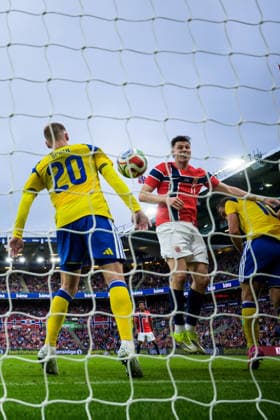 260601 Eric Smith of Sweden touches the ball as Jorgen Strand Larsen of Norway scores the 3-0 goal during the International Friendly, Länderspiel, Nationalmannschaft football match between Norway and Sweden on June 1, 2026 in Oslo. Photo: Joel Marklund BILDBYRAN kod JM JM0820 bbeng fotboll football soccer fotball träningslandskamp privatlandskamp landskamp international friendly norge norway sverige sweden sverige a Copyright: JOELxMARKLUND BB260601JM158