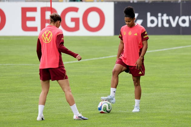 01.06.2026, xgrfx, Fussball DFB-Medientermine, Deutsche Frauennationalmannschaft - Training v.l. Carlotta Wamser, Shekiera Martinez (Deutsche Frauennationalmannschaft) (DFL DFB REGULATIONS PROHIBIT ANY USE OF PHOTOGRAPHS as IMAGE SEQUENCES and or QUASI-VIDEO) Köln