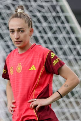01.06.2026, xgrfx, Fussball DFB-Medientermine, Deutsche Frauennationalmannschaft - Training v.l. Sophia Kleinherne (Deutsche Frauennationalmannschaft) (DFL DFB REGULATIONS PROHIBIT ANY USE OF PHOTOGRAPHS as IMAGE SEQUENCES and or QUASI-VIDEO) Köln