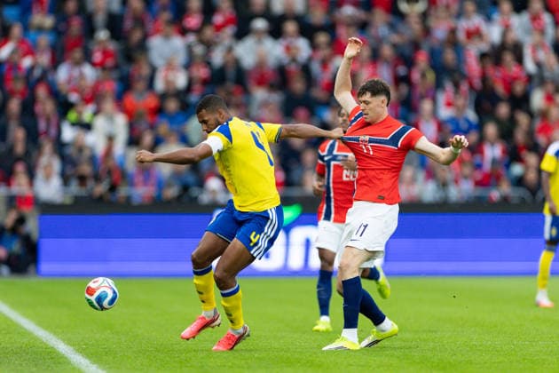 OSLO, NORWAY - JUNE 01: Jorgen Strand Larsen of Norway battle for the ball during the International Friendly, Länderspiel, Nationalmannschaft match between Norway and Sweden at Ullevaal Stadium on June 01, 2026 in Oslo, Norway. (Photo by Ane Frosaker Sports Press Photo)  Copyright: xAnexFrosakerx xSPPx Sportspressphoto_SPR159574