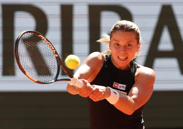 June 1, 2026, Paris, Ile De France, France: Poland™s MAJA CHWALINSKA reached her maiden Grand Slam quarterfinal on Monday, beating France™s D. Parry 6-3, 6-2 in the fourth round of the French Open. Tennis 2026: WTA, Tennis Damen French Open: Chwalinska 6:3 6:2 Parry  - ZUMAc278 20260601_zsp_c278_060 Copyright: xMarcinxCholewinskix