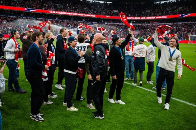 260601 Head coach Stale Solbakken congratulates the players of the Norwegian national Ice hockey, Eishockey team after their bronze medal in the IIHF Ice Hockey World Championship, WM, Weltmeisterschaft at half time of the International Friendly, Länderspiel, Nationalmannschaft football match between Norway and Sweden on June 1, 2026 in Oslo. Photo: Marius Simensen BILDBYRAN COP 238 JM0820 bbeng football fotball fotboll international friendly landskamp norge norway privatlandskamp soccer sverige sverige a sweden träningslandskamp Copyright: MARIUSxSIMENSEN BB260601ZB008
