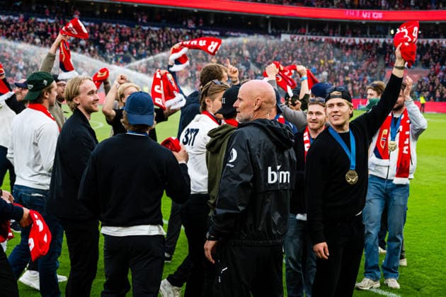 260601 Head coach Stale Solbakken congratulates the players of the Norwegian national Ice hockey, Eishockey team after their bronze medal in the IIHF Ice Hockey World Championship, WM, Weltmeisterschaft at half time of the International Friendly, Länderspiel, Nationalmannschaft football match between Norway and Sweden on June 1, 2026 in Oslo. Photo: Marius Simensen BILDBYRAN COP 238 JM0820 bbeng football fotball fotboll international friendly landskamp norge norway privatlandskamp soccer sverige sverige a sweden träningslandskamp Copyright: MARIUSxSIMENSEN BB260601ZQ015