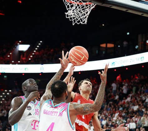 von links Kur JONGKUCHJaff GARRET (Bonn), Oscar da SILVA (Muenchen), Herren Basketball Bundesliga, 2025 26, play off Halbfinale, zweites Spiel, FC Bayern Muenchen Basketball vs Telekom Baskets Bonn, SAP Garden3, 01.06.26 Copyright: WolfgangxFehrmann
