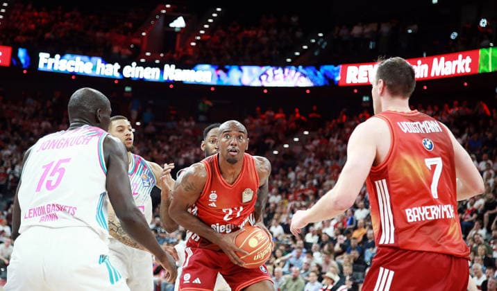in der Mitte Isiaha MIKE (M?nchen), Herren Basketball Bundesliga, 2025 26, play off Halbfinale, zweites Spiel, FC Bayern Muenchen Basketball vs Telekom Baskets Bonn, SAP Garden3, 01.06.26 Copyright: WolfgangxFehrmann