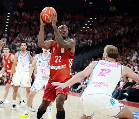 von links Isiaha MIKE (M?nchen), Melvin JOSTMANN (Bonn), Herren Basketball Bundesliga, 2025 26, play off Halbfinale, zweites Spiel, FC Bayern Muenchen Basketball vs Telekom Baskets Bonn, SAP Garden3, 01.06.26 Copyright: WolfgangxFehrmann