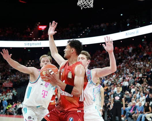 von links Melvin JOSTMANN (Bonn), Oscar da SILVA (Muenchen), Patrick HECKMANN (Bonn), Herren Basketball Bundesliga, 2025 26, play off Halbfinale, zweites Spiel, FC Bayern Muenchen Basketball vs Telekom Baskets Bonn, SAP Garden3, 01.06.26 Copyright: WolfgangxFehrmann