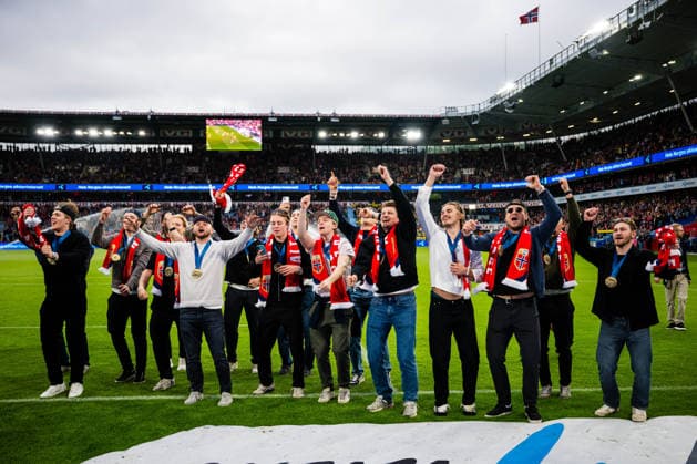 260601 Players of the Norwegian national Ice hockey, Eishockey team are being celebrated after their bronze medal in the IIHF Ice Hockey World Championship, WM, Weltmeisterschaft at half time of the International Friendly, Länderspiel, Nationalmannschaft football match between Norway and Sweden on June 1, 2026 in Oslo. Photo: Marius Simensen BILDBYRAN COP 238 JM0820 bbeng football fotball fotboll international friendly landskamp norge norway privatlandskamp soccer sverige sverige a sweden träningslandskamp Copyright: MARIUSxSIMENSEN BB260601ZU007