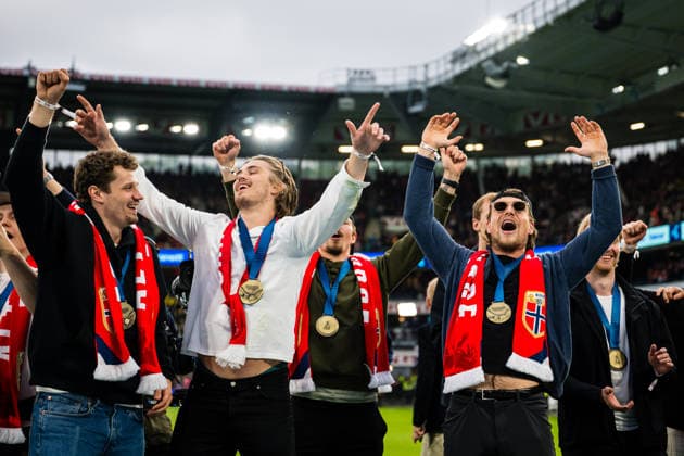 260601 Players of the Norwegian national Ice hockey, Eishockey team are being celebrated after their bronze medal in the IIHF Ice Hockey World Championship, WM, Weltmeisterschaft at half time of the International Friendly, Länderspiel, Nationalmannschaft football match between Norway and Sweden on June 1, 2026 in Oslo. Photo: Marius Simensen BILDBYRAN COP 238 JM0820 bbeng football fotball fotboll international friendly landskamp norge norway privatlandskamp soccer sverige sverige a sweden träningslandskamp Copyright: MARIUSxSIMENSEN BB260601ZH007