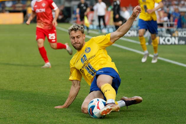 v.l.n.r.: David Grözinger (Lokomotive Leipzig), im Rückspiel der Aufstiegsspiele zur 3. Liga zwischen dem FC Würzburger Kickers und dem 1. FC Lok Leipzig in der AKON Arena am Dallenberg, Würzburg, Deutschland, am 1. Juni 2026. DFB DFL REGULATIONS PROHIBIT ANY USE OF PHOTOGRAPHS AS IMAGE SEQUENCES AND OR QUASI-VIDEO, Copyright: HMBxMedia xHeikoxBecker