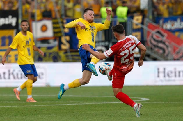 v.l.n.r.: Dorian Cevis (Lokomotive Leipzig) und Dominik Meisel (Würzburger Kickers), im Rückspiel der Aufstiegsspiele zur 3. Liga zwischen dem FC Würzburger Kickers und dem 1. FC Lok Leipzig in der AKON Arena am Dallenberg, Würzburg, Deutschland, am 1. Juni 2026. DFB DFL REGULATIONS PROHIBIT ANY USE OF PHOTOGRAPHS AS IMAGE SEQUENCES AND OR QUASI-VIDEO, Copyright: HMBxMedia xHeikoxBecker